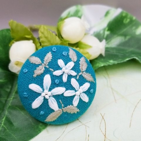 刺繍くるみボタンブローチ・ヘアゴム《白い花》エメラルドグリーン    手刺繍