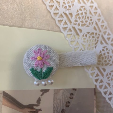 刺繍　可愛いピンクのお花のヘアクリップ