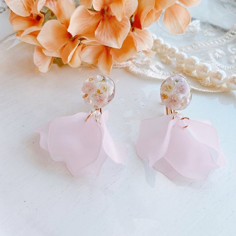 ˚*.꒰ 春爛漫꒱.*˚🌸桜色の花びら舞うかすみ草のピアス　イヤリング