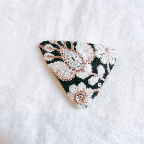 インド刺繍リボン♡三角ピン　ヘアピン　ぱっちんピン