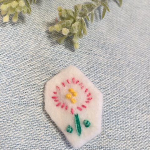 《送料無料》可愛い刺繍♡ピンクのお花のブローチ