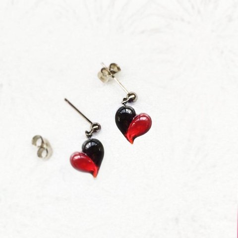 Red＆Black アリスのハート♥ガラス細工のひと粒ピアス　イヤリング・アレルギー対応有