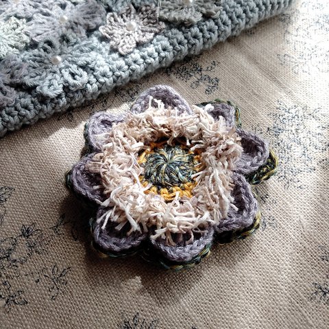 優しい色合いのかぎ針編みお花モチーフブローチ