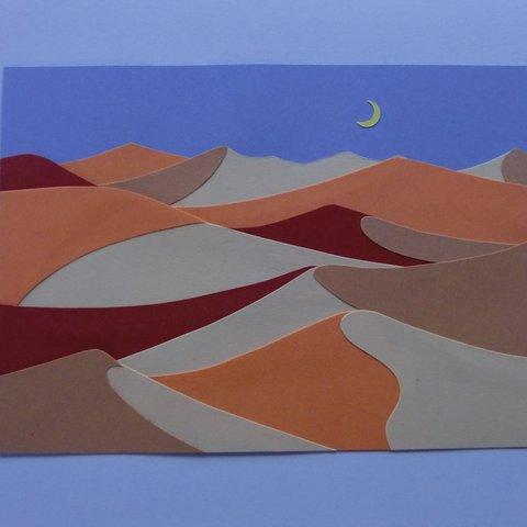 砂漠アート　三日月と風が作る砂の形