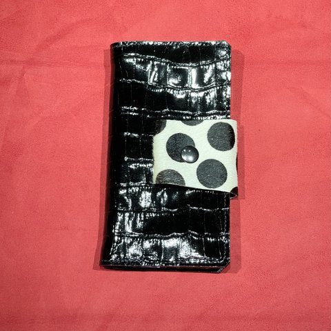 iPhone13Pro ぶどっ スマホケース　【革　皮　レザー　手帳型　ボタン留め　個性  毛付き 】