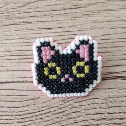 クロスステッチ刺繍　猫ブローチ