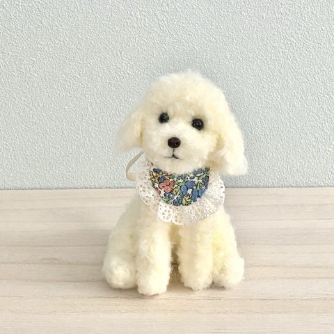 羊毛フェルトのおすわりホワイトトイプードル　犬のぬいぐるみ