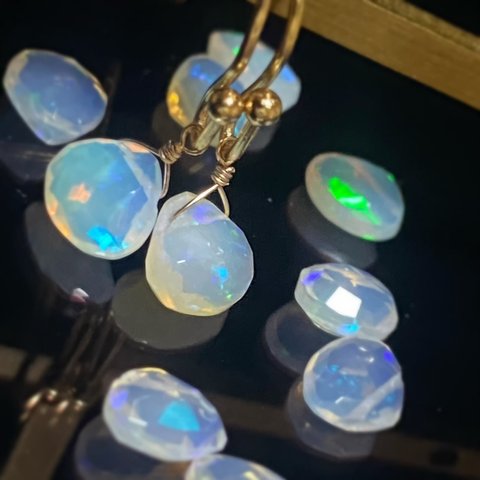 ✨Dancing of color✨プレシャスオパール5〜6mm✨マロンカット一粒ピアス/イヤリング ✨天然石✨