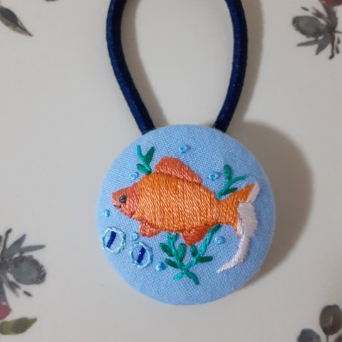 金魚の刺繍ヘアゴム(くるみボタン)