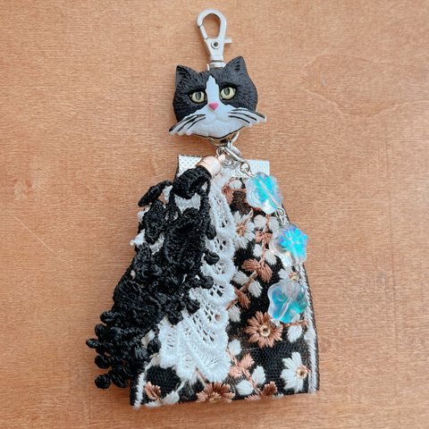 猫とインド刺繍リボンのバッグチャーム（ハチワレ）