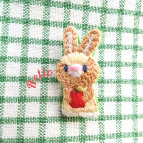 ウサギの動物刺繍ブローチ(うす茶+りんご)