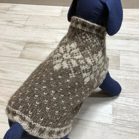 ぬくぬくの編み込みわんこセーター