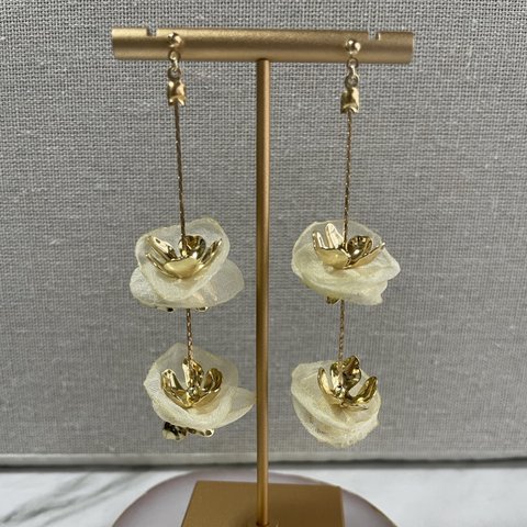 シフォン フラワー 花　メタルフラワー ゴールド 揺れる ボリューム ピアス　イヤリング　イヤーカフ　ウェディング　結婚式　