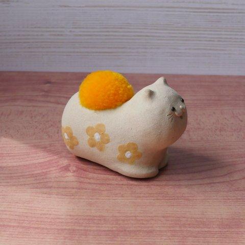 オリジナル陶器猫「ねこのひげ枕」香箱座りタイプ　親ねこ　黄花柄