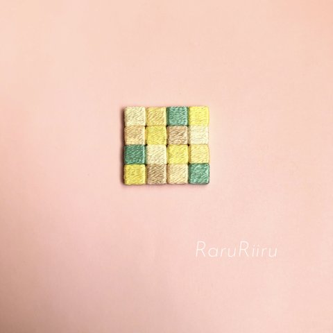 【春】モザイク柄　黄色　ミモザ　葉　ブローチ/帯留