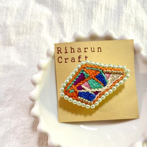 no.6 刺繍ブローチ  幾何学 カラフル モダン パール 毛糸刺繍