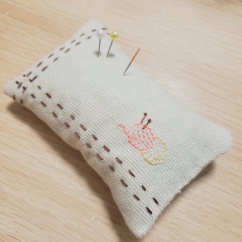 ワインポイント刺繍ピンクッション(毛糸)