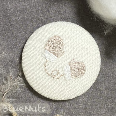 〖ニットの手袋〗刺繍のくるみボタン ブローチ🧶