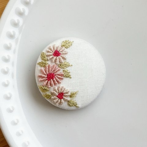 刺繍くるみボタン（ヘアゴム/ブローチ）