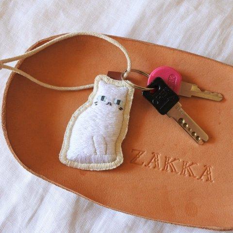 ごはんまちにゃんこ　猫　刺繍　チャーム　しろにゃん