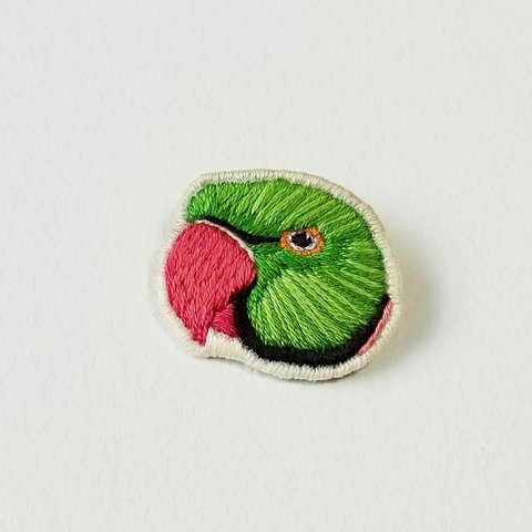 ワカケホンセイインコの刺繍ブローチ