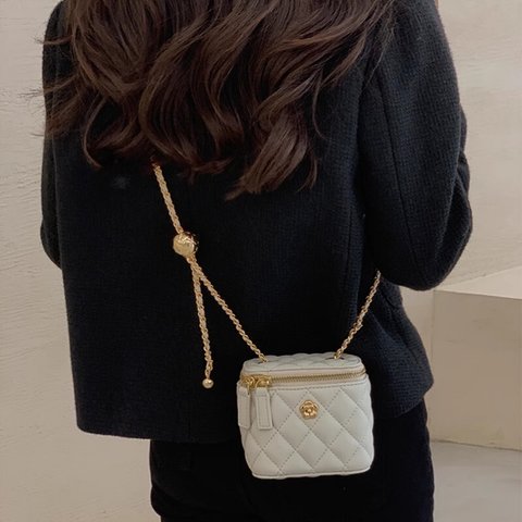 革製女性用バッグ 女性鞄 菱格と椿 2色 白 黒 シンプル おしゃれ バケットバッグ ショルダーバッグ ハンドバッグ