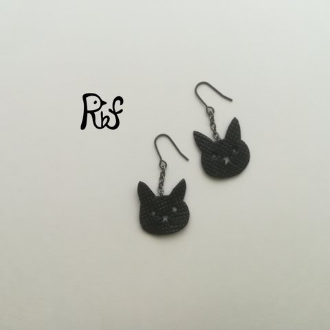 【革製】猫のゆらりんピアス<ブラック>革製オリジナルパーツ/ステンレスフックピアス使用