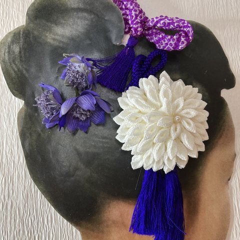 紫ちんころ、紫タッセル、紫アーティフィシャルフラワー、造花のついた白ちりめんのつまみ細工の髪飾りが出来ました。