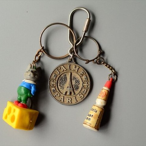 ヨーロッパから ヴィンテージキーホルダー 3個セット ドイツ フランス アメリカなどから Vintage keychain アンティーク_240313 ig3831_1