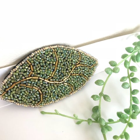 ビーズ刺繍 バレッタ 葉