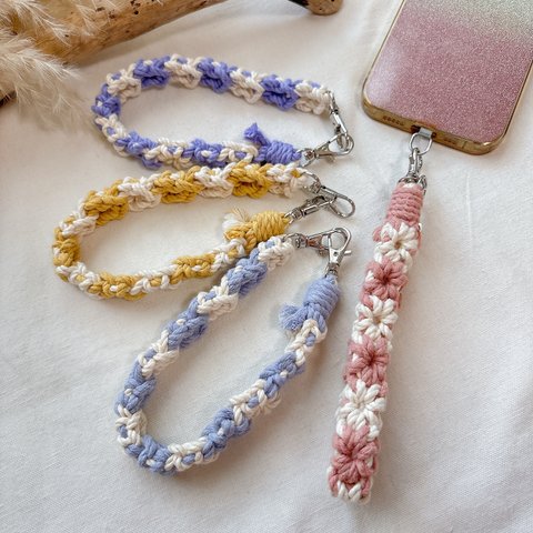 マクラメスマホハンドストラップ(小花デザイン) /スマホストラップ/お花/お出かけ/ママグッズ/便利アイテム