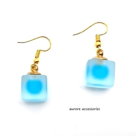 blue cube pierced earrings　ブルー　キューブ　揺れる