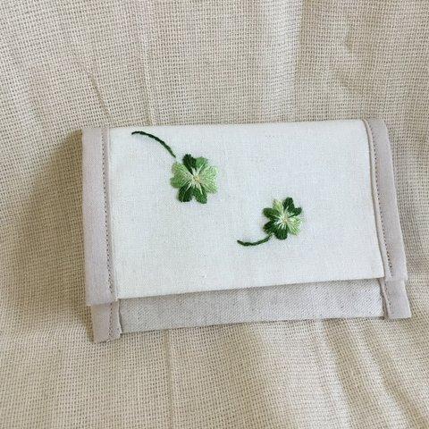 クローバー刺繍のふた付きカードケース・ホワイト