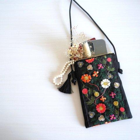 ちょっとそこまでスマホポシェット　-黒ベースに刺繍リボン_2302_02-