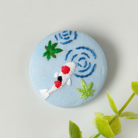 錦鯉ともみじの刺繍ブローチ