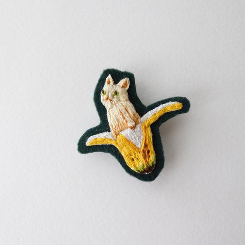 バナナからネコ 刺繍ブローチ