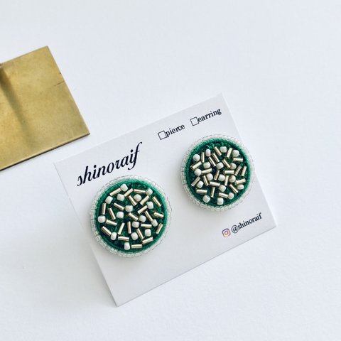 NO68アートみたいなビーズ刺繍(グリーン)。ピアス＆イヤリング。