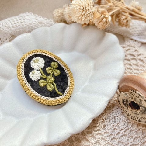 再販⚘4月の草花⚘シロツメクサの刺繍ブローチ