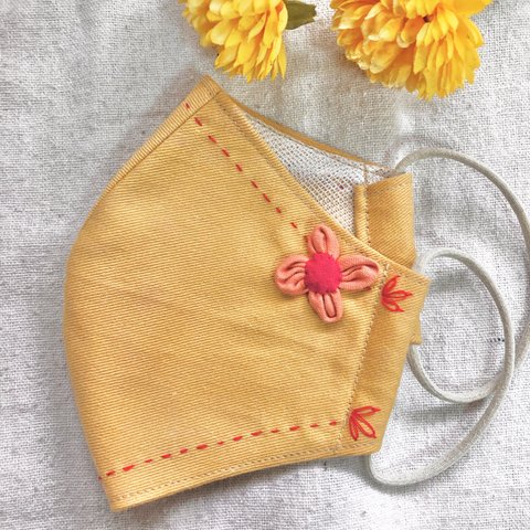 ⑨夏用・内布メッシュの蒸れにくいマスク・可愛いお花モチーフ付き 刺繍入り やまぶき色