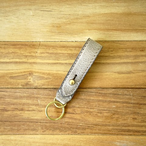 革と真鍮のキーホルダー/イタリアンレザー/真鍮金具/グレー