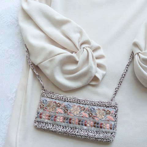インド刺繍リボンの手編みスマホバッグ