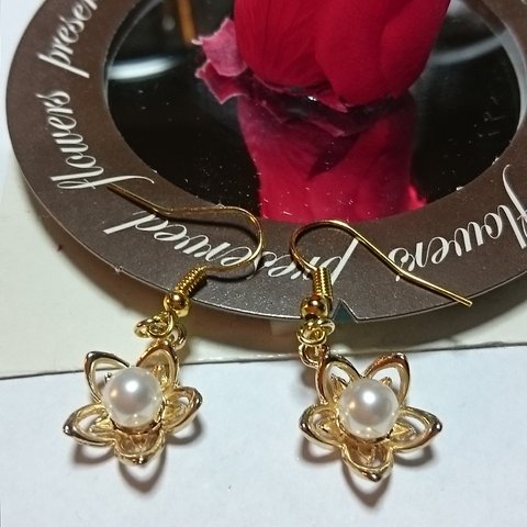 パールのお花🌼揺れるピアス