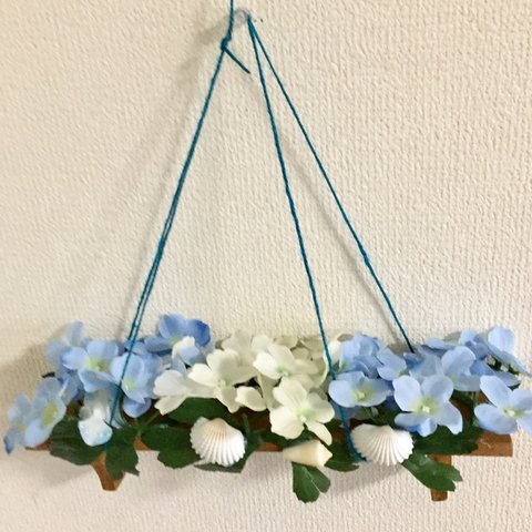 棚の上の貝殻と紫陽花