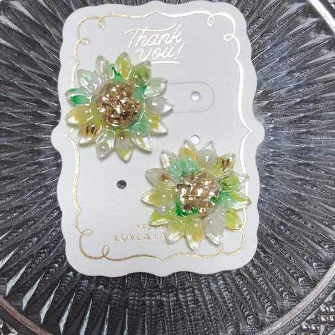 本物のお花を使用したレジンアクセサリー　ピアス　黄緑