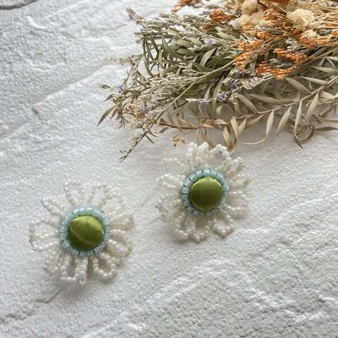 爽やか！ビーズ刺繍花ピアス/イヤリング（ホワイト✖️グリーン）