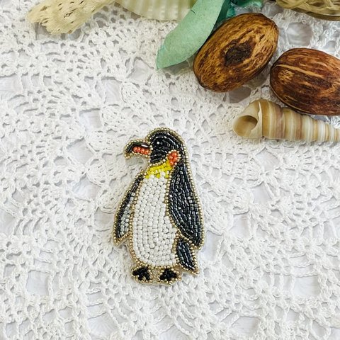 ビーズのオートクチュール刺繍ブローチ・コウテイペンギン