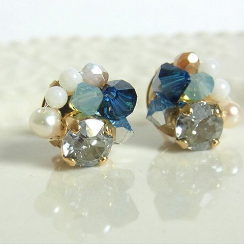 ビジューとパールのピアス　blue