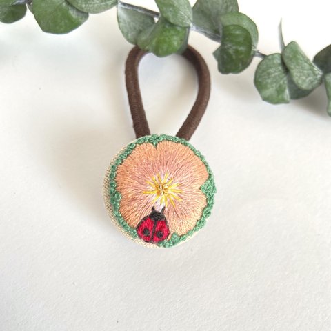 刺繍ピンクお花にてんとう虫ヘアゴム