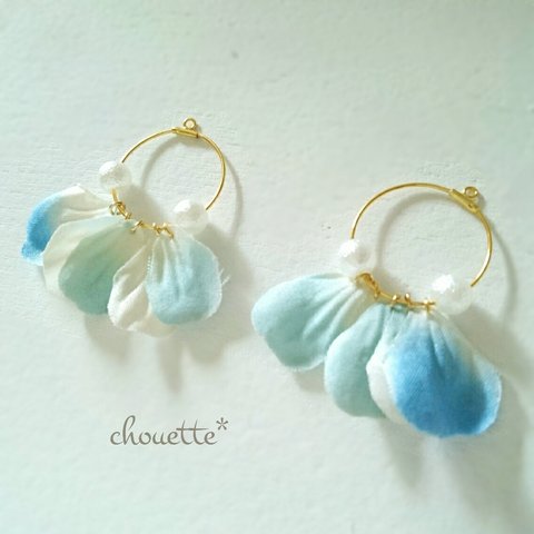 花びらがゆれる♡小さなフープピアス/イヤリング　Blue