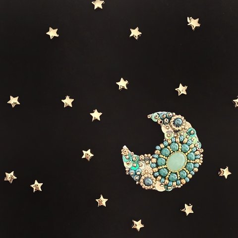 グリーンの三日月 ビーズ刺繍ブローチ(小)